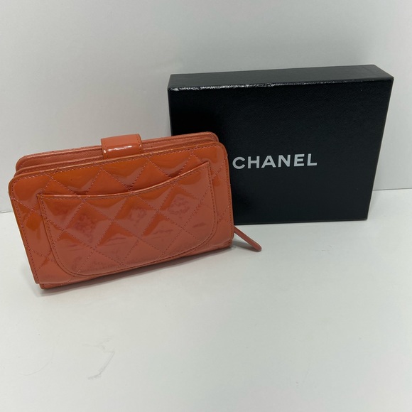 Chanel Patent Wallet pre loved in salmon color with silver cc logo, with box. - Picture 4 of 11